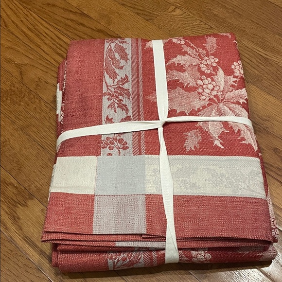 Williams Sonoma Festive Holly Tablecloth - Picture 4 of 4
